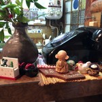 グリル竹 - 店内すぐ右に色々と置かれています。