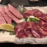 Kurogewagyuu Yakiniku Sakuratei - 特上サーロインの現物には驚愕。量に写真とのギャップが。上タンも、これで2人前です。