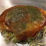 お好み焼き 越田 - 肉玉そば こちらの店のそばは太めですが、しっかり焼き締めてあって大変美味しい