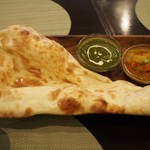 オリエンタルキッチン アンジュナ - ほうれん草と揚げなすのカレー、ネパールチキンと野菜のスープカレー