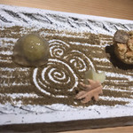 銀座 盡 - 枯山水の砂は、浮島を焼いてごま風味に。