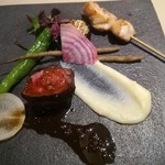 厨翠山   - 道産牛(旭川牛)の炭火焼きと伊達めぐみ鶏の串焼き 彩り野菜  (万葉の詩塩)