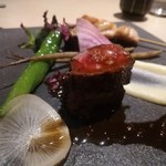 厨翠山   - 道産牛(旭川牛)の炭火焼きと伊達めぐみ鶏の串焼き 彩り野菜  (万葉の詩塩)