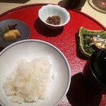 厨翠山   - 自社精米したての釜炊きごはん  道産米のゆめぴりか 赤だしの味噌汁 漬物 小鉢 一品  
      京都のつけもの  牛肉のしぐれに サンマの甘露煮
      あか味噌汁  