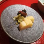 厨翠山   - 自社精米したての釜炊きごはん  道産米のゆめぴりか 赤だしの味噌汁 漬物 小鉢 一品   
      
      京都のつけもの  牛肉のしぐれに サンマの甘露煮
      あか味噌汁  