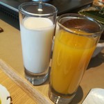 厨翠山   - これから朝食   黄色はトマトジュースと、牛乳  このあと生しぼりオレンジが提供されます