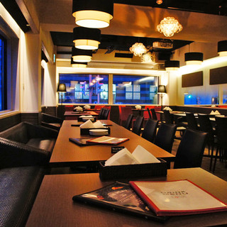 ゆったりしたソファー席が女子会、デート、飲み会に人気