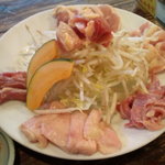 地鶏食堂 - 豪快な盛り付け！