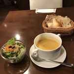 ビストロ ローブン - サラダ、香味野菜のポタージュスープ、パン。
      美味し。