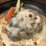 ビストロ ローブン - ホワイトソースのハンバーグステーキ。
      美味し。