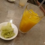 自然野菜レストラン 駒込 ナーリッシュ - とても甘くて美味しいジュースとキャベツ