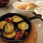 自然野菜レストラン 駒込 ナーリッシュ - 茄子とトマトのアヒージョ