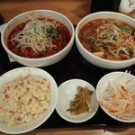 香辣家 - ハーフアンドハーフ ¥850 スーラー湯麺、激辛担々麺