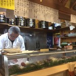 弁天鮨 - 店内カウンターから