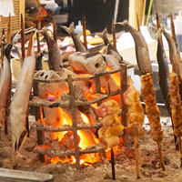 博多炉端 炉邸 - 会食・接待(個室あり)・デートに使えるスタイリッシュな炉端焼き店です。