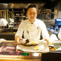 博多炉端 炉邸 - 名物の原始焼き(串刺しの魚を炭火の周りに立てて焼くもの)。長崎産のアカムツやアコウを頂きました。