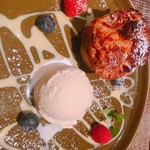 78148321 - 手作りパンプディングとバニラアイス