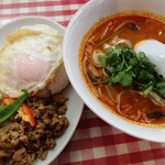 ティーヌン - ランチ　トムヤムクンラーメンとガパオライスのセット