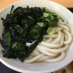 たも屋 - かけうどんと入れすぎてしまったワカメ。ワカメは無料。