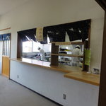 どんぐり庵 - 食券渡しと受け取り、食器の返却口です。