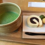 Ichiroku Saryou - 一六銘菓セット 520円。道後温泉本館を眺めながら、松山のお菓子で気分も盛り上がります。