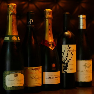 The wine carefully selected by the owner, Shaoxing wine, enhances the dishes even more.