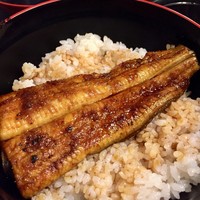 菊屋 - うな丼@1800円    お隣はいつも混んでいるので私の贔屓はこちら。鰻半身と赤出汁と香の物が付きます。鰻は関西風が好きな私ですがたまに＆少量なら関東風もいいですね！タレまで辛口でグー✊