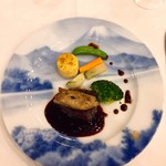 牛フィレ肉のステーキにフォアグラ添え　トリュフソース