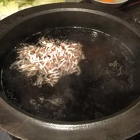牛幸 本店 - 先ず割下に脂？みたいなのを入れました(〃ω〃)