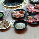 まんぷく太郎 - 一応肉の種類がわかるように盛り付けてみました