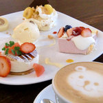 キャラメル・ママ - ケーキ３種盛り（シブースト、モンブラン、ピスタチオクリームのイチゴケーキ）、カフェラテ