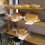 シフォン大野 - 棚には引き取り待ちのパンやケーキがずらり