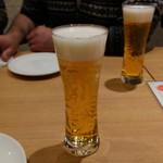 Itariandainingu Kafe Ha-Re-Pa-Ku - 飲み放題。最初はビール。グラスもおしゃれ