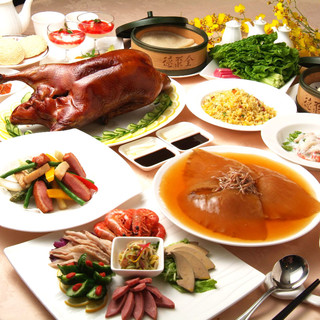 High-quality banquet course featuring Peking duck as the main dish