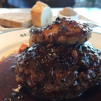 ブラッスリーオザミ 東京スカイツリータウン･ソラマチ店 - エゾシカのハンバーグとフォアグラのポワレ トリュフソースのロッシーニ風