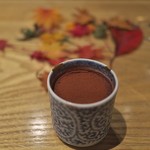 やまぐち - ｺｺｱﾊﾟｳﾀﾞｰを振りかけた、栗の渋皮煮が忍ばせてあるキャラメルのパンナコッタ。