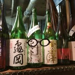 山海里 清ぼう - カウンターの酒瓶