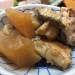 とじま亭 - ぶり大根。旨味がしみた大根はめちゃ美味しいです。