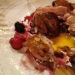 il Ktutti - 炭火香るうずらやフォアグラのまろやかさに、甘酸っぱいベリーソースとうずらのポーチドエッグが合う！