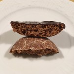 Die Max Weiss Lebkuchenfabrik Neu-Ulm - 手で割ると良い香りが立つ