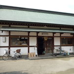 参拝者休憩所で食べられます