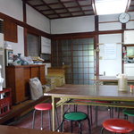 田村神社 日曜市うどん - 休憩所の中の様子