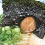Kojimatei - 煮玉子やチャーシューの他に、甘塩の梅干・海苔・ワカメがのってます。