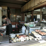 戸田金商店 - おかあさんの焼く牡蠣にイカ、サザエ