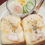 うさぎとぼく - ボキらのお気に入りなんだ。
      パンがやわらかくて、グラタンソースがとっても美味しいよ。