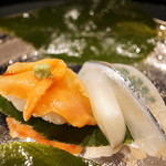 懐石 八泉 - さよりと赤貝の鮨、桜の葉（2017/4）（2017/4）