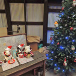 うさぎとぼく - 今日は阿倍野の人気カフェ、
      『うさぎとぼく』さんにやってきました～
      店内奥のうさぎさんたち(クックとジョブズ)も
      クリスマスの装いに。一緒に記念撮影！！