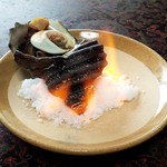 割烹 戸田本店 - サザエさん。火が消える前にいただかないと。。。