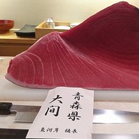 鮨さかもと - 築地魚市場樋口が「鮨さかもと」の要望を吟味した、津軽海峡大間の本鮪。ちなみに、同じ鮪の腹上一番が川口のI親方に回っているそうだ。