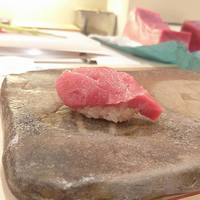 鮨さかもと - 柵から取り立ての大間本鮪中トロ